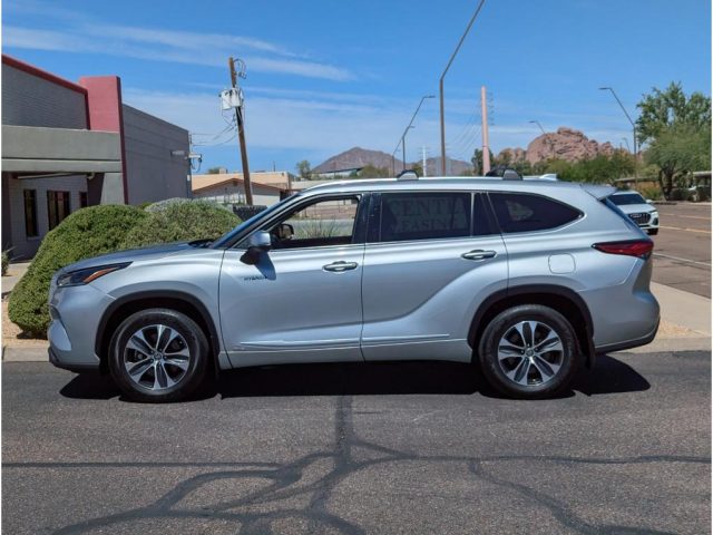 Used 2021 Toyota Highlander XLE with VIN 5TDGBRCH2MS528205 for sale in Phoenix, AZ