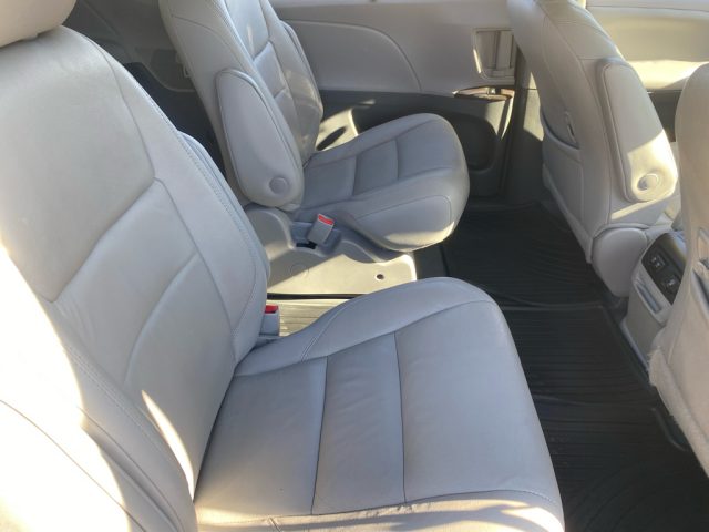 2019 Toyota Sienna XLE Premium - Photo 13