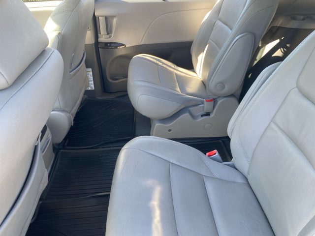 2019 Toyota Sienna XLE Premium - Photo 17