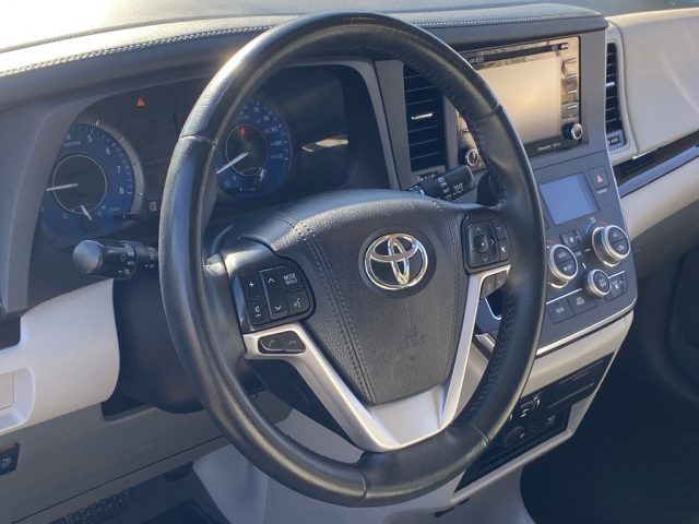 2019 Toyota Sienna XLE Premium - Photo 24