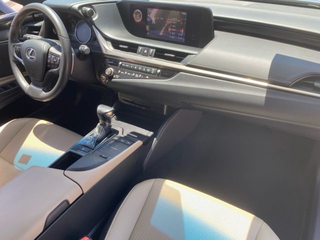 2021 Lexus ES 350 - Photo 11