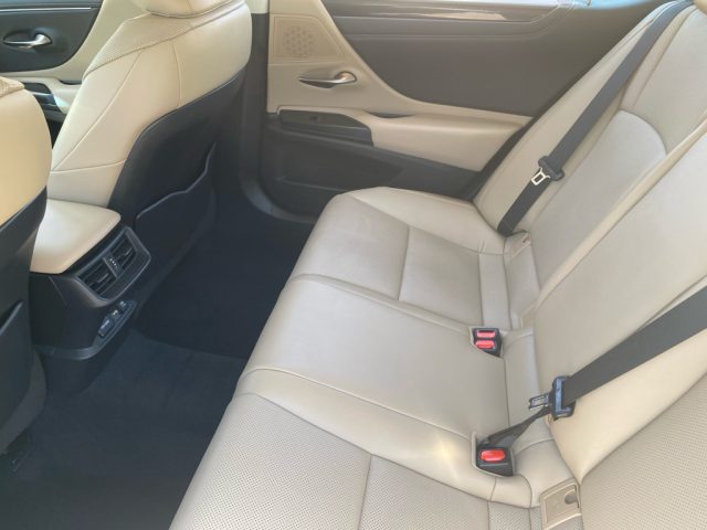 2021 Lexus ES 350 - Photo 16