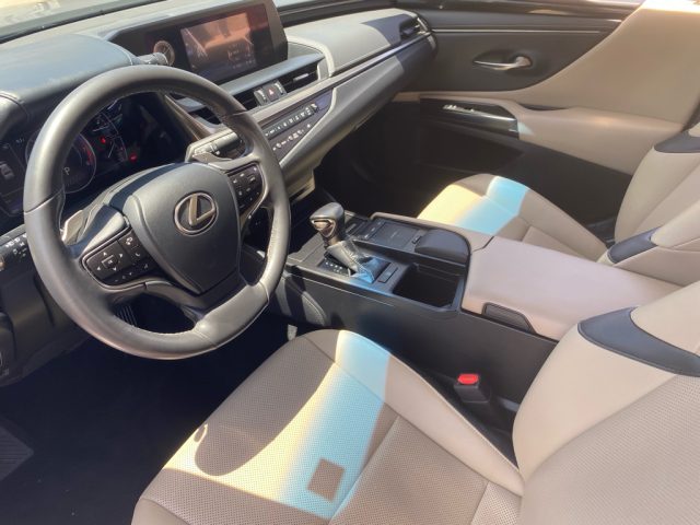 2021 Lexus ES 350 - Photo 17